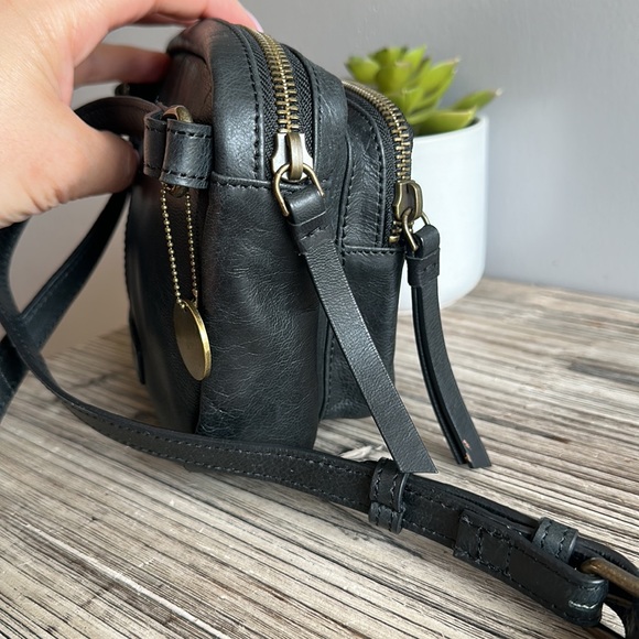 Lucky Brand Yucca Leather Fanny Pack In black - Picture 5 of 11